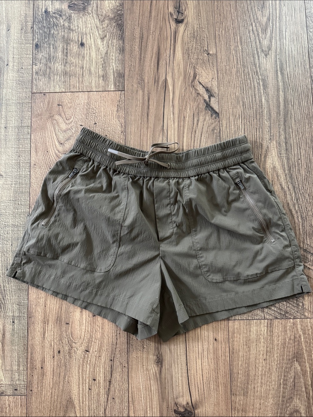 Athleta Women's Trekkie North Mid Rise 3.0" Olive Green Shorts Size S